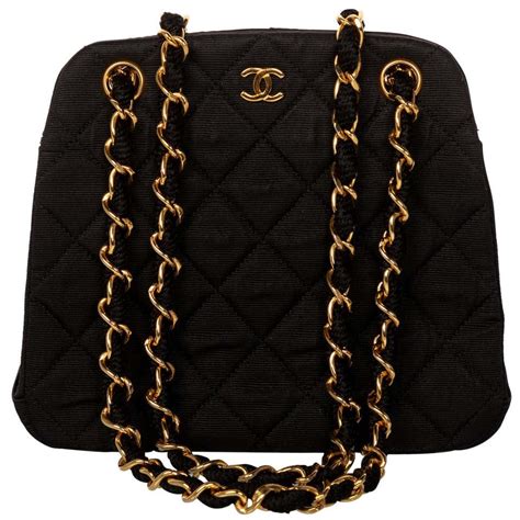 chanel quilted handbag gold chain.